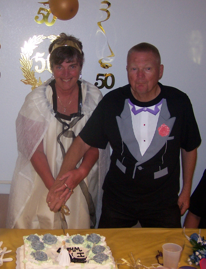 Pat & Russ cutting the wedding cake